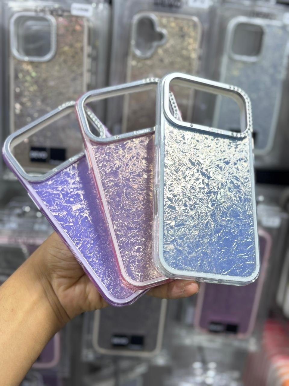 جراب موبايل لامع بتصميم معدني فخم - حماية وأناقة في جراب واحد - Shiny Mobile Case with Luxurious Metallic Design - Protection and Style in One Case - الصورة 2