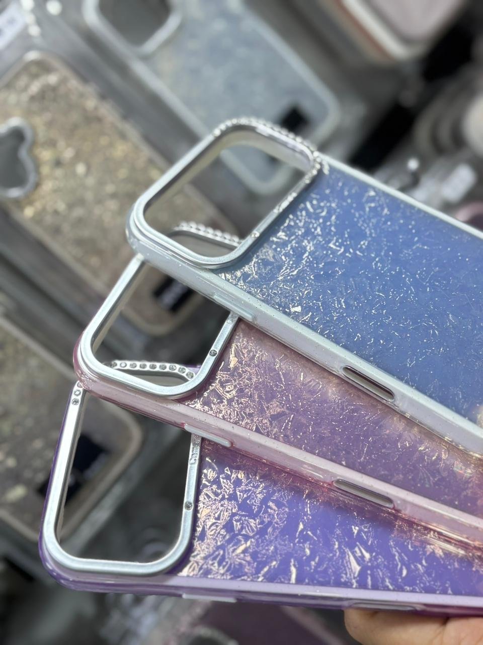 جراب موبايل لامع بتصميم معدني فخم - حماية وأناقة في جراب واحد - Shiny Mobile Case with Luxurious Metallic Design - Protection and Style in One Case - الصورة 5