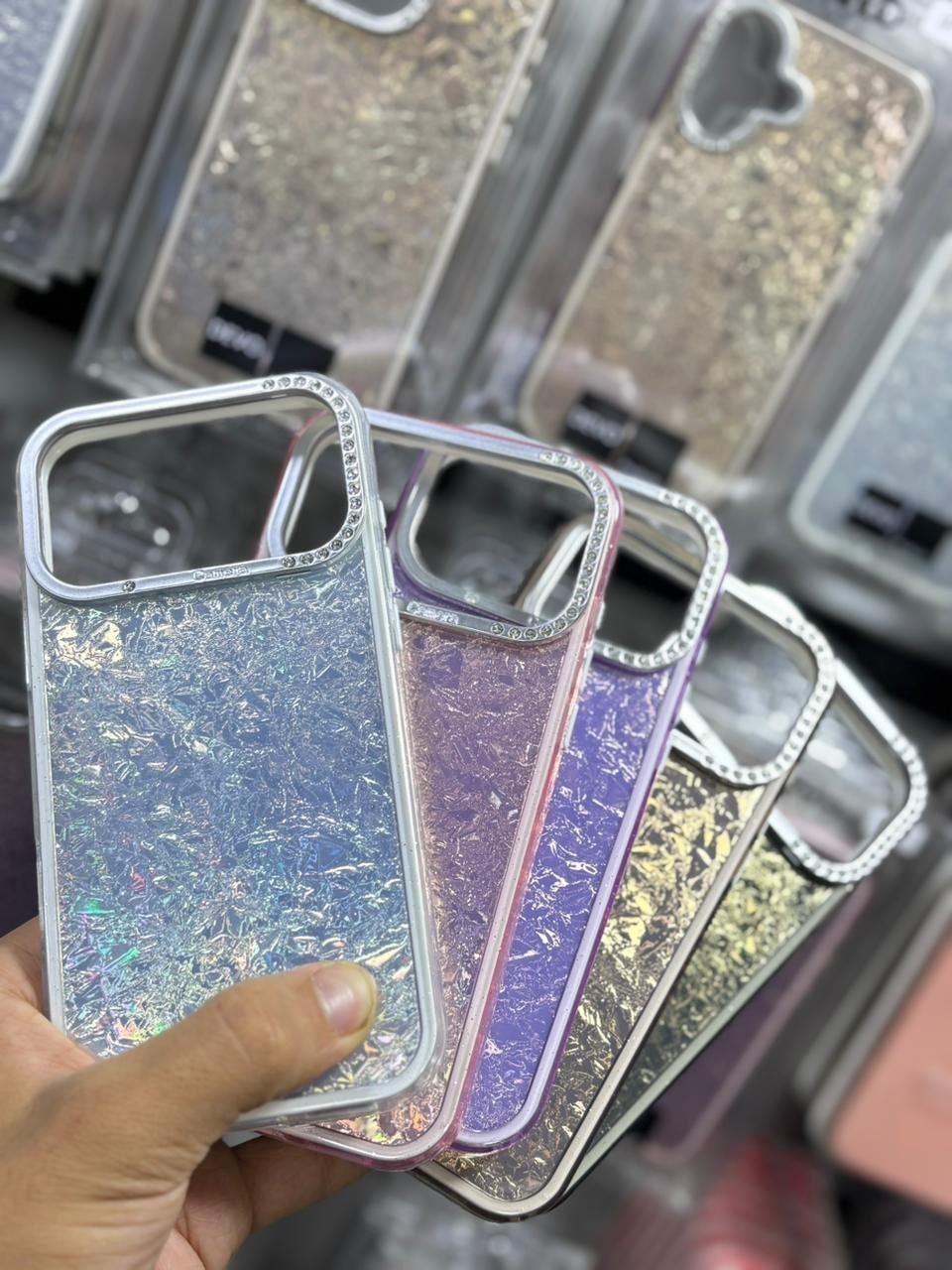 جراب موبايل لامع بتصميم معدني فخم - حماية وأناقة في جراب واحد - Shiny Mobile Case with Luxurious Metallic Design - Protection and Style in One Case